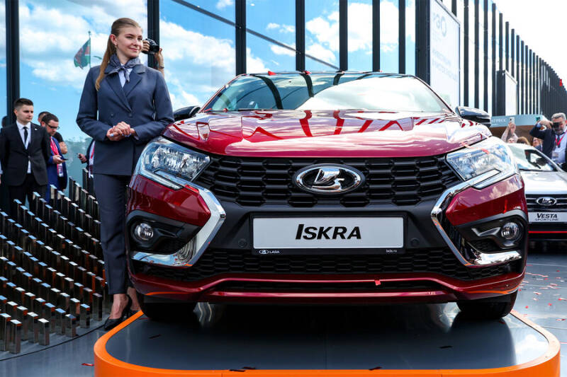 Lada Iskra после премьеры на ПМЭФ поступит в продажу весной 2025 года