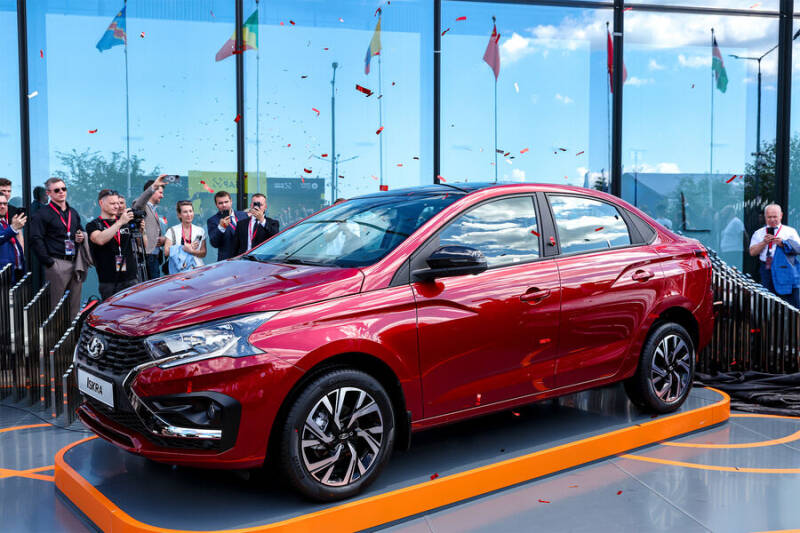 Lada Iskra после премьеры на ПМЭФ поступит в продажу весной 2025 года